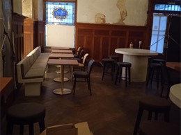 ASIENTOS Y MESAS PARA BAR