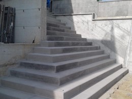 ESCALERA PELDAÑO MACIZO GRIS