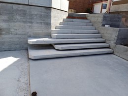 ESCALINATA PELDAÑOS MACIZOS GRIS