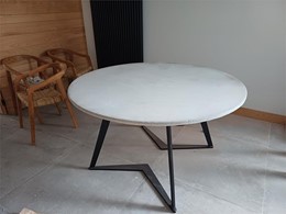 MESA DE HORMIGON SOBRE ESTRUCTURA DE HIERRO